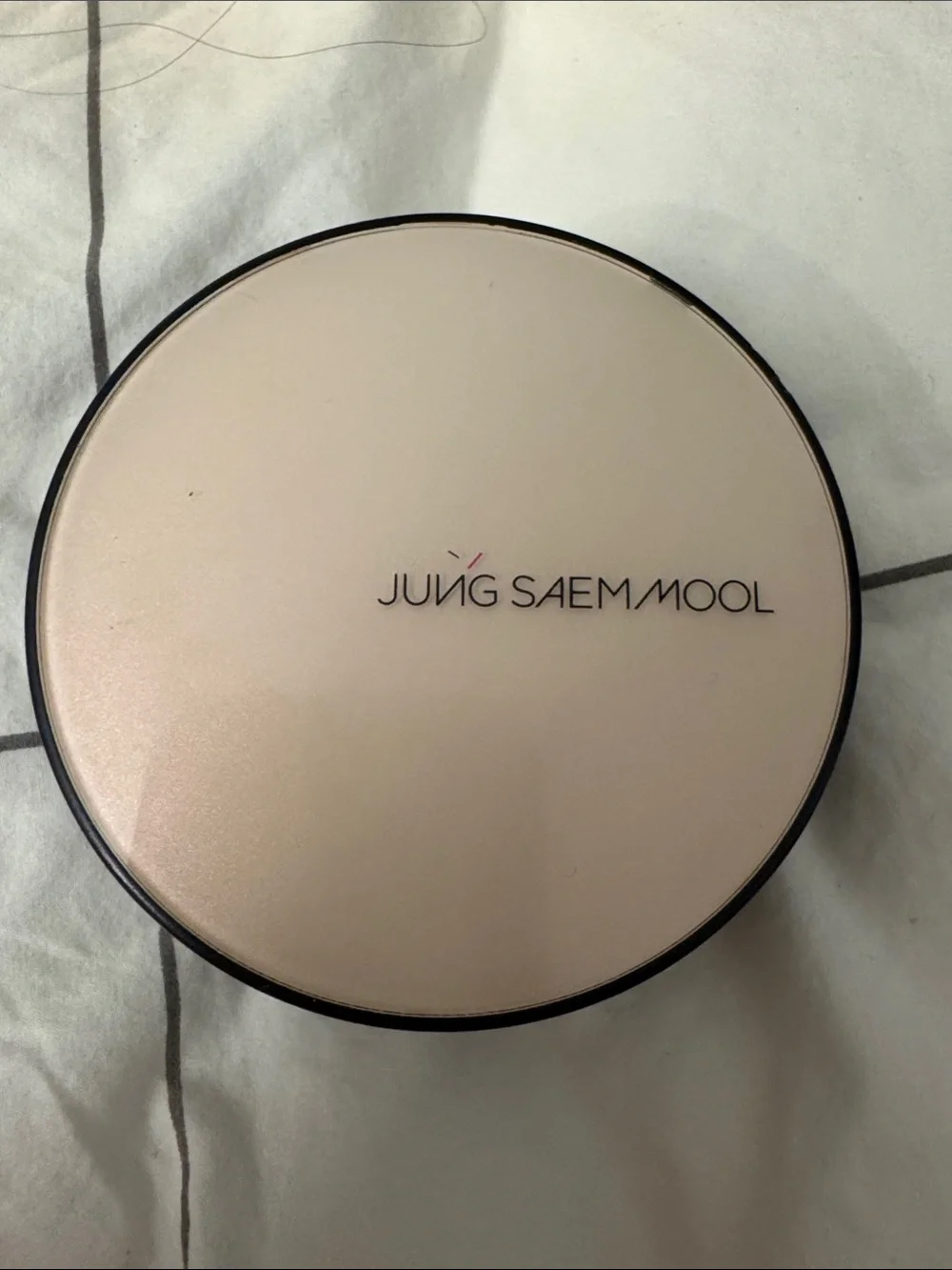 Jung Saem Mool Nude Compact Powder - Light Beige, lid hinge broken